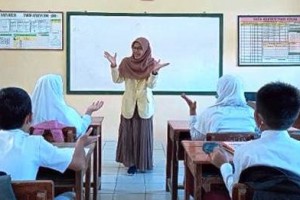 Gina, Mahasiswa Uniku saat praktek kegiatan Belajar Mengajar.